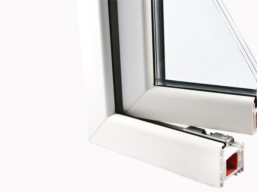 Окно из белого ПВХ-профиля с черным резиновым уплотнителем 