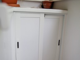 Шкафчик для хранения с откатными дверцами, высотой до ограждения
